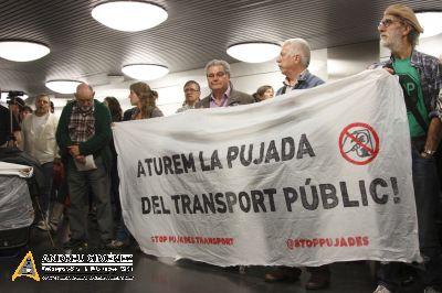 Contra la pujada del preu del transport públic OcupemelMetro 10A