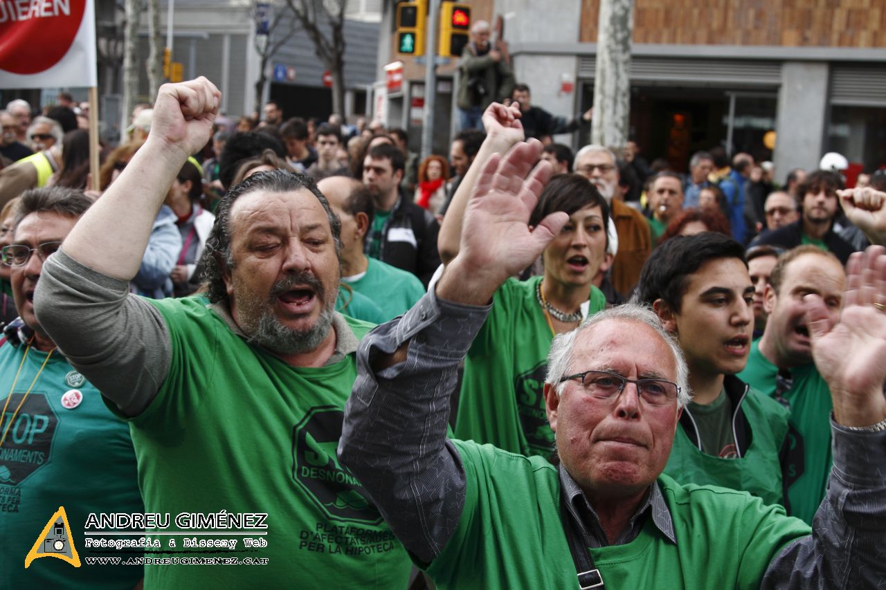 Escarni popular davant la seu del PP