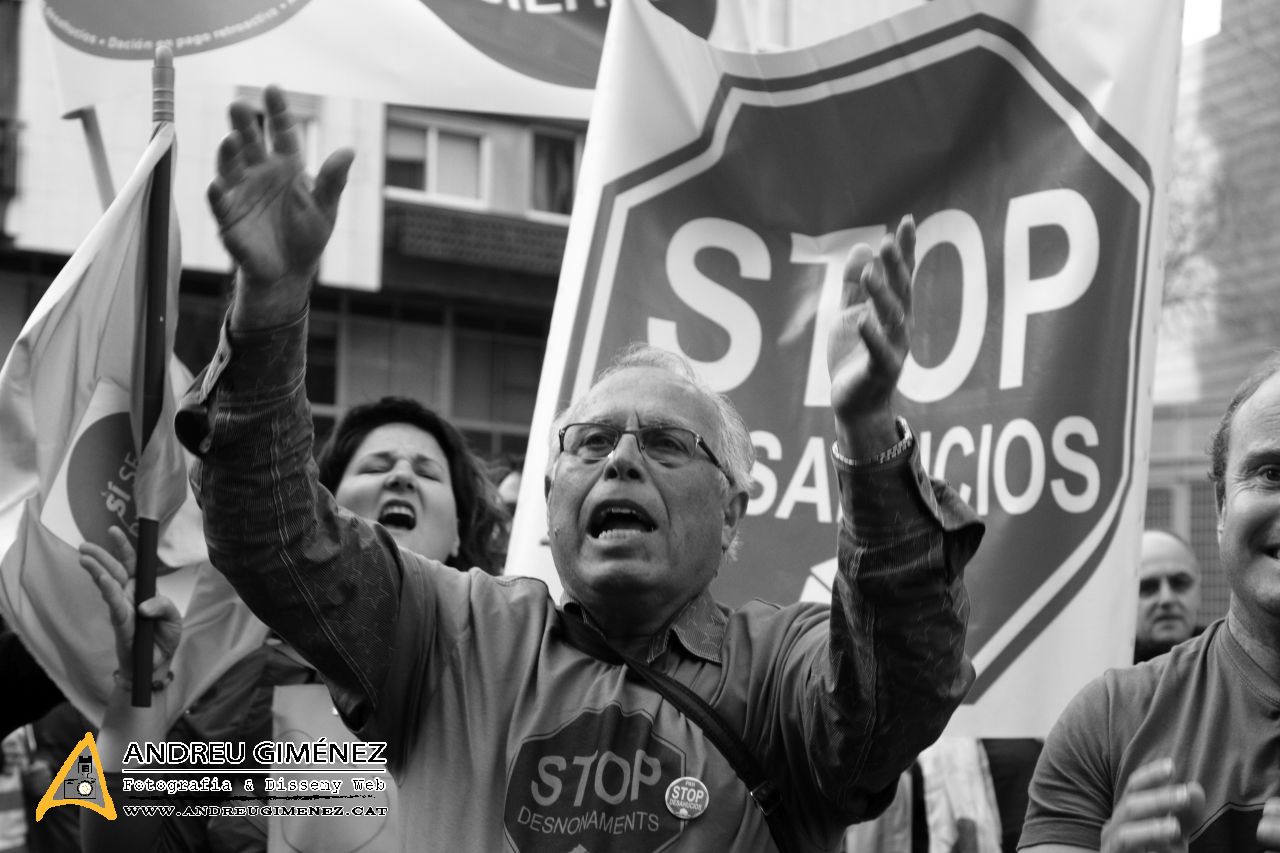 Escarni popular davant la seu del PP