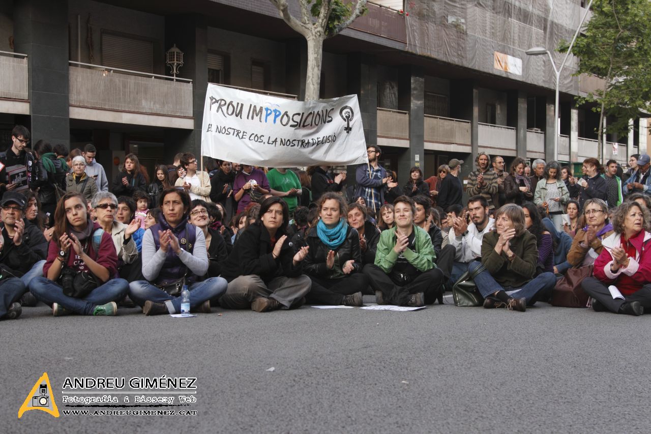 Escarni feminista per l’avortament lliure i gratuït