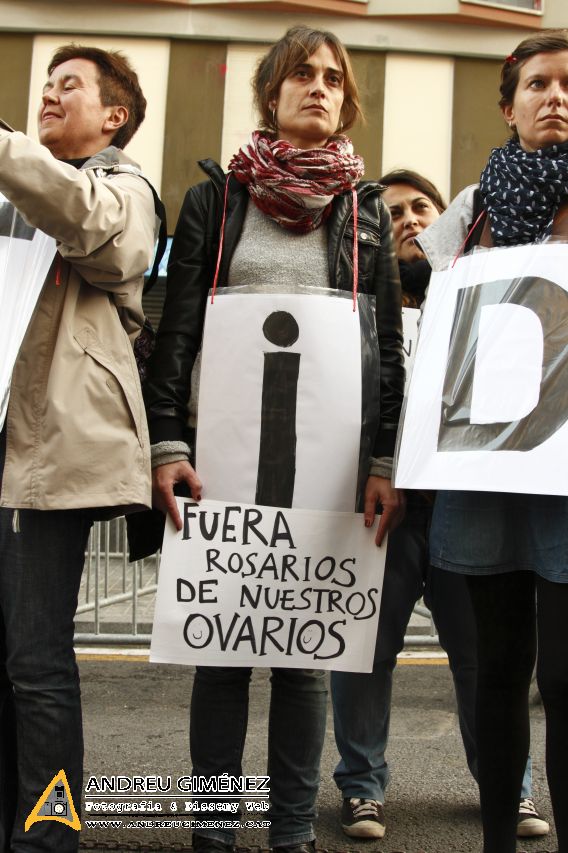 Escarni feminista per l’avortament lliure i gratuït