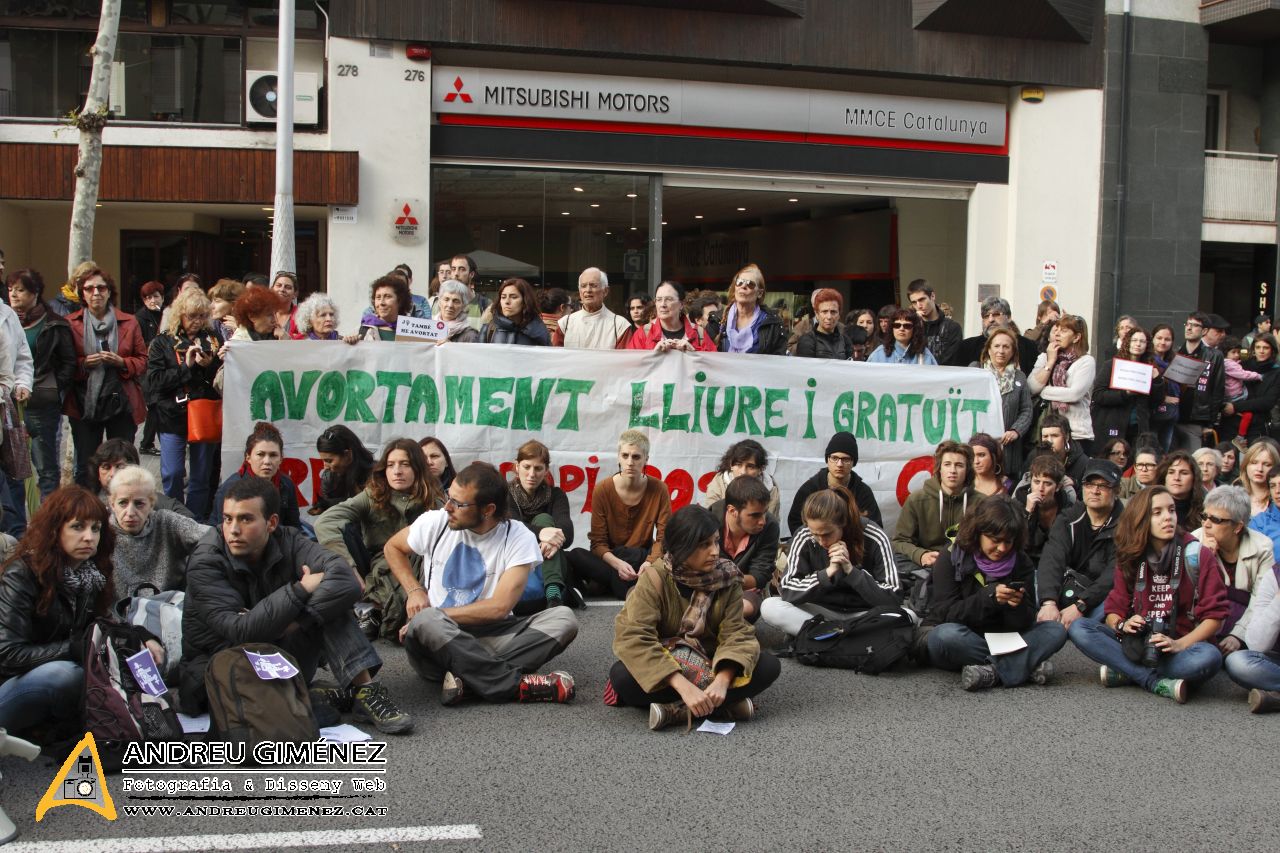 Escarni feminista per l’avortament lliure i gratuït