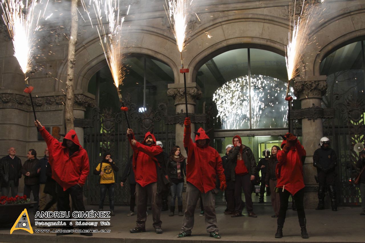 Cadena humana per salvar el CSA Can Vies a Sants