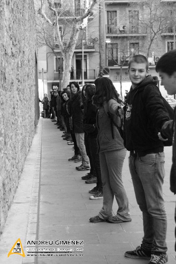 Cadena humana per salvar el CSA Can Vies a Sants