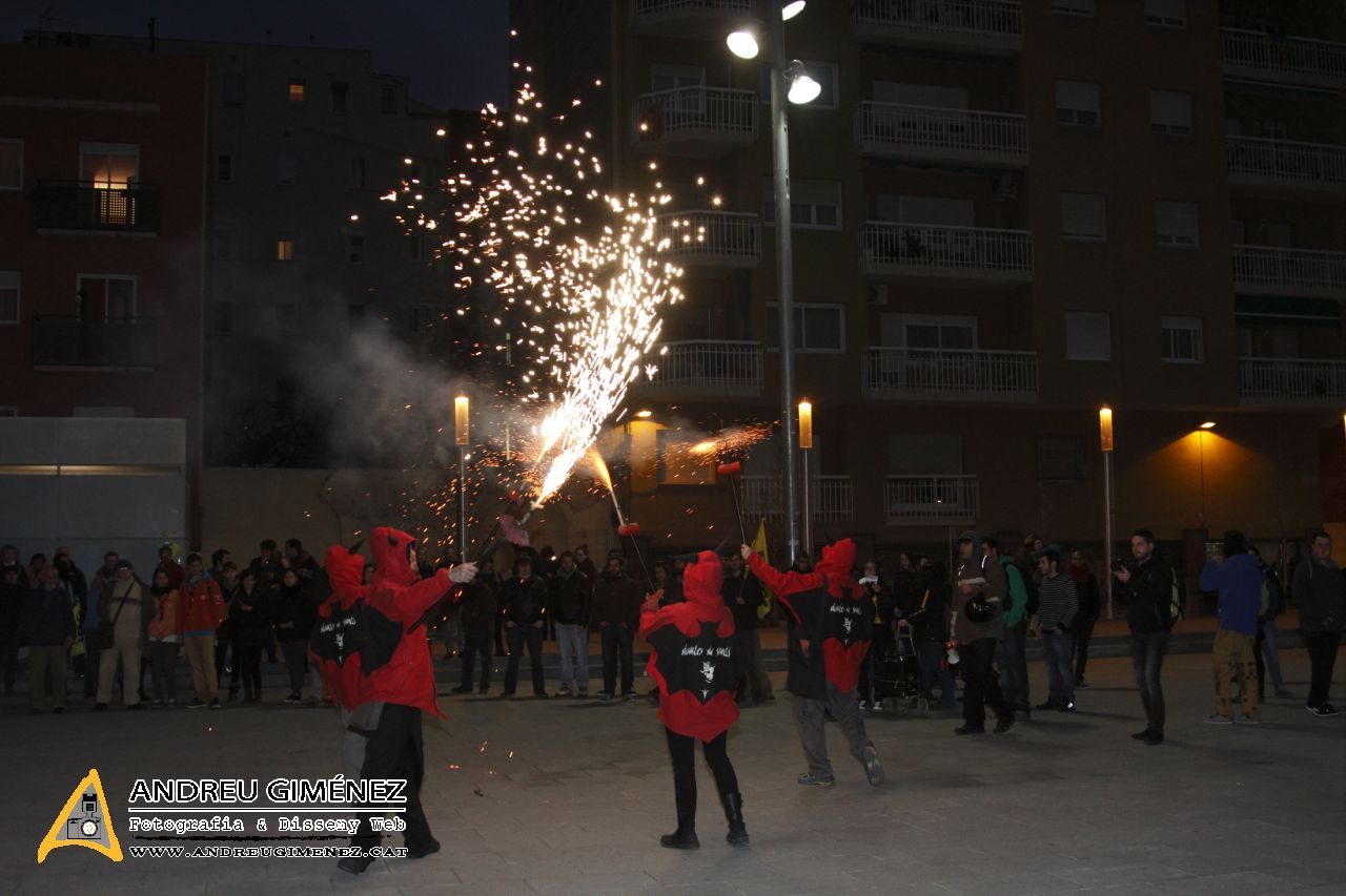 Cadena humana per salvar el CSA Can Vies a Sants