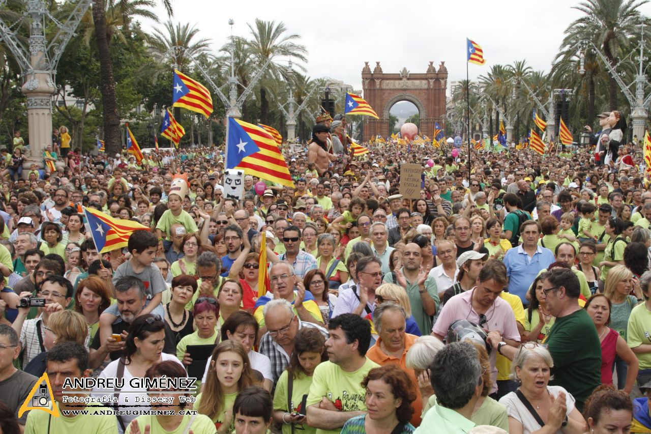 Milers de persones surten al carrer en defensa del model d’escola català