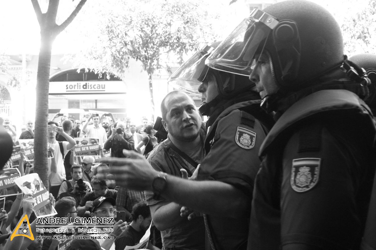 Protesta massiva contra les detencions 20S