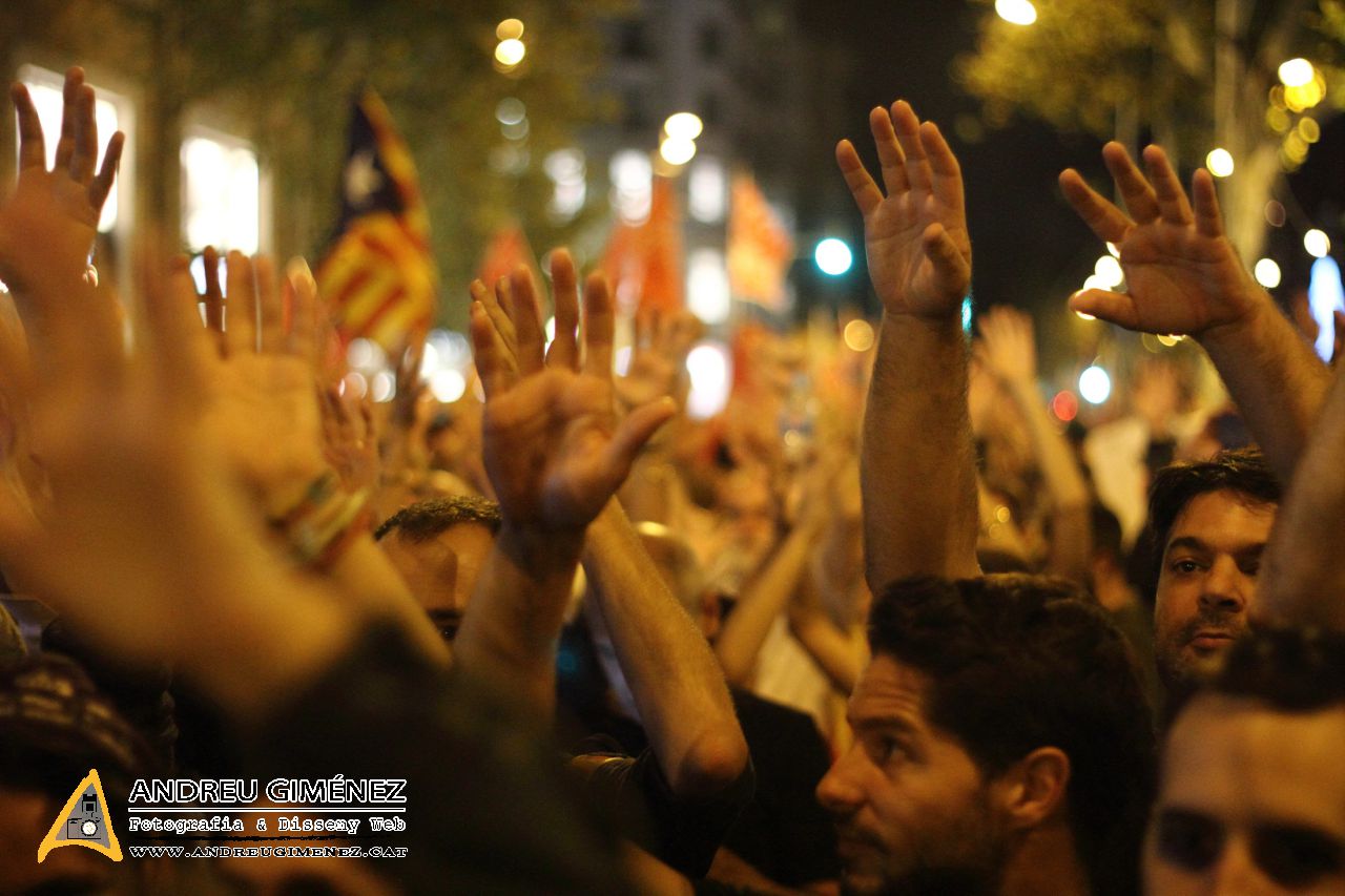 Protesta massiva contra les detencions 20S