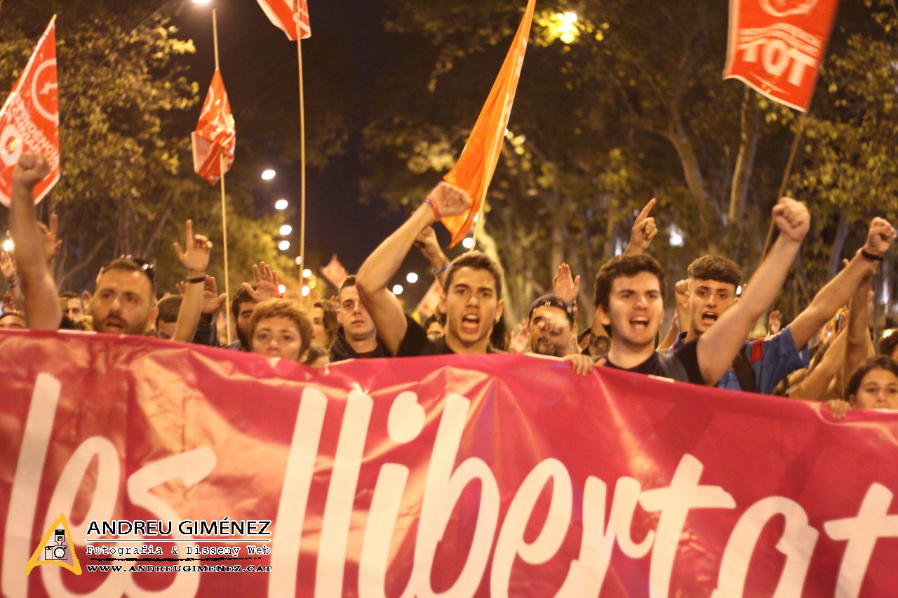Protesta massiva contra les detencions 20S