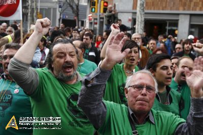 Escarni popular davant la seu del PP