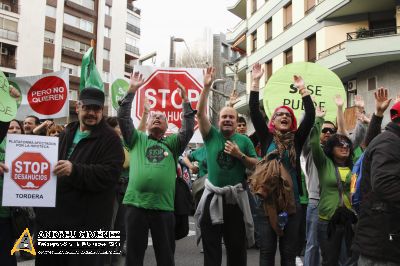 Escarni popular davant la seu del PP