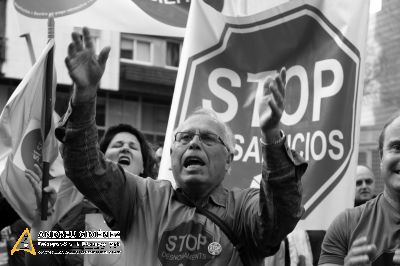 Escarni popular davant la seu del PP