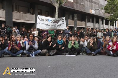 Escarni feminista per l’avortament lliure i gratuït