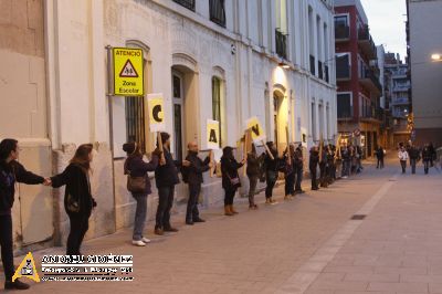 Cadena humana per salvar el CSA Can Vies a Sants