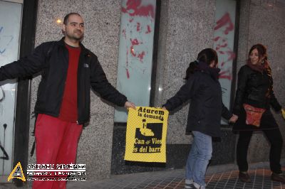 Cadena humana per salvar el CSA Can Vies a Sants