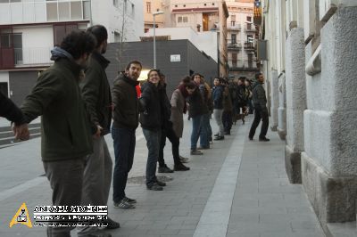 Cadena humana per salvar el CSA Can Vies a Sants