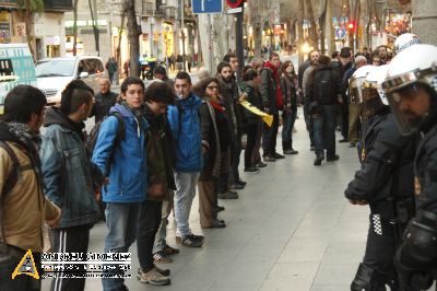 Cadena humana per salvar el CSA Can Vies a Sants