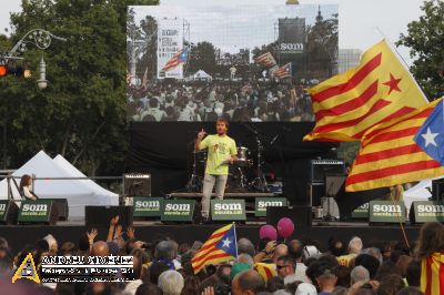 Milers de persones surten al carrer en defensa del model d’escola català