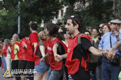 Milers de persones surten al carrer en defensa del model d’escola català
