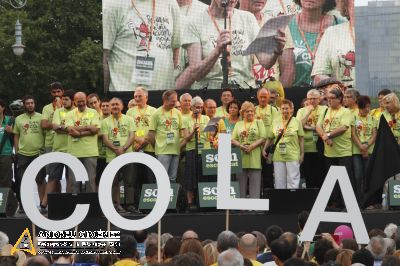 Milers de persones surten al carrer en defensa del model d’escola català