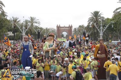 Milers de persones surten al carrer en defensa del model d’escola català