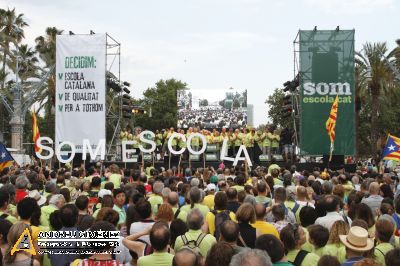 Milers de persones surten al carrer en defensa del model d’escola català