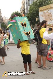 Milers de persones surten al carrer en defensa del model d’escola català