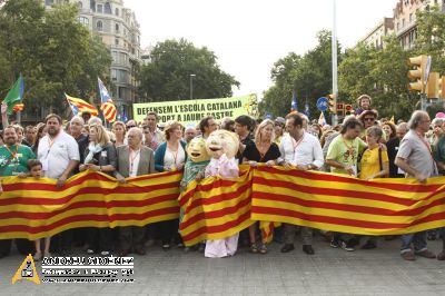 Milers de persones surten al carrer en defensa del model d’escola català