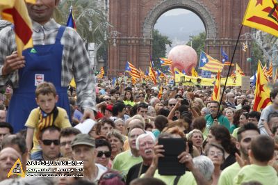 Milers de persones surten al carrer en defensa del model d’escola català