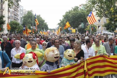 Milers de persones surten al carrer en defensa del model d’escola català