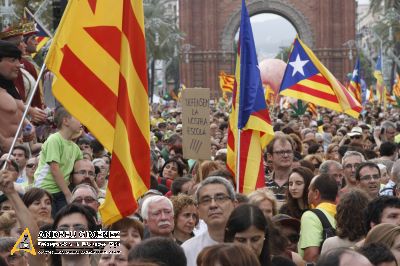 Milers de persones surten al carrer en defensa del model d’escola català