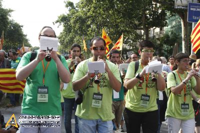 Milers de persones surten al carrer en defensa del model d’escola català