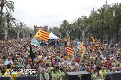 Milers de persones surten al carrer en defensa del model d’escola català