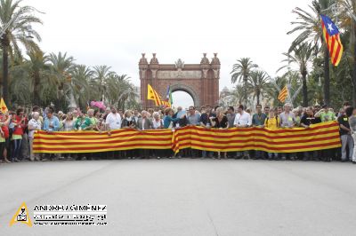 Milers de persones surten al carrer en defensa del model d’escola català