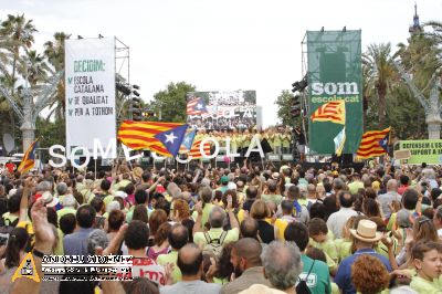 Milers de persones surten al carrer en defensa del model d’escola català