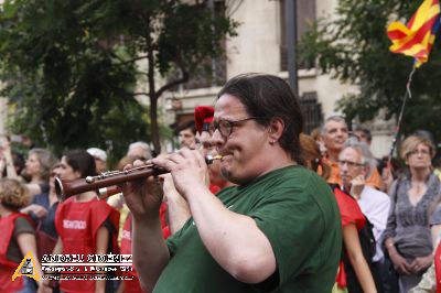 Milers de persones surten al carrer en defensa del model d’escola català