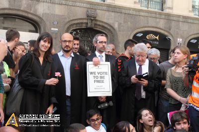 Protesta massiva contra les detencions 20S