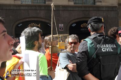 Protesta massiva contra les detencions 20S