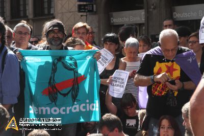 Protesta massiva contra les detencions 20S