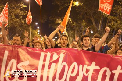 Protesta massiva contra les detencions 20S